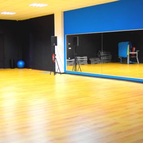 salle de danse avec miroir